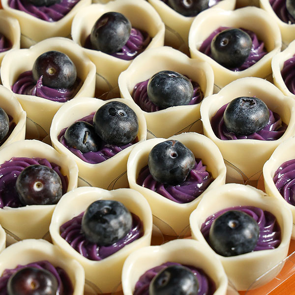 Copinhos de chocolate branco com blueberry para eventos