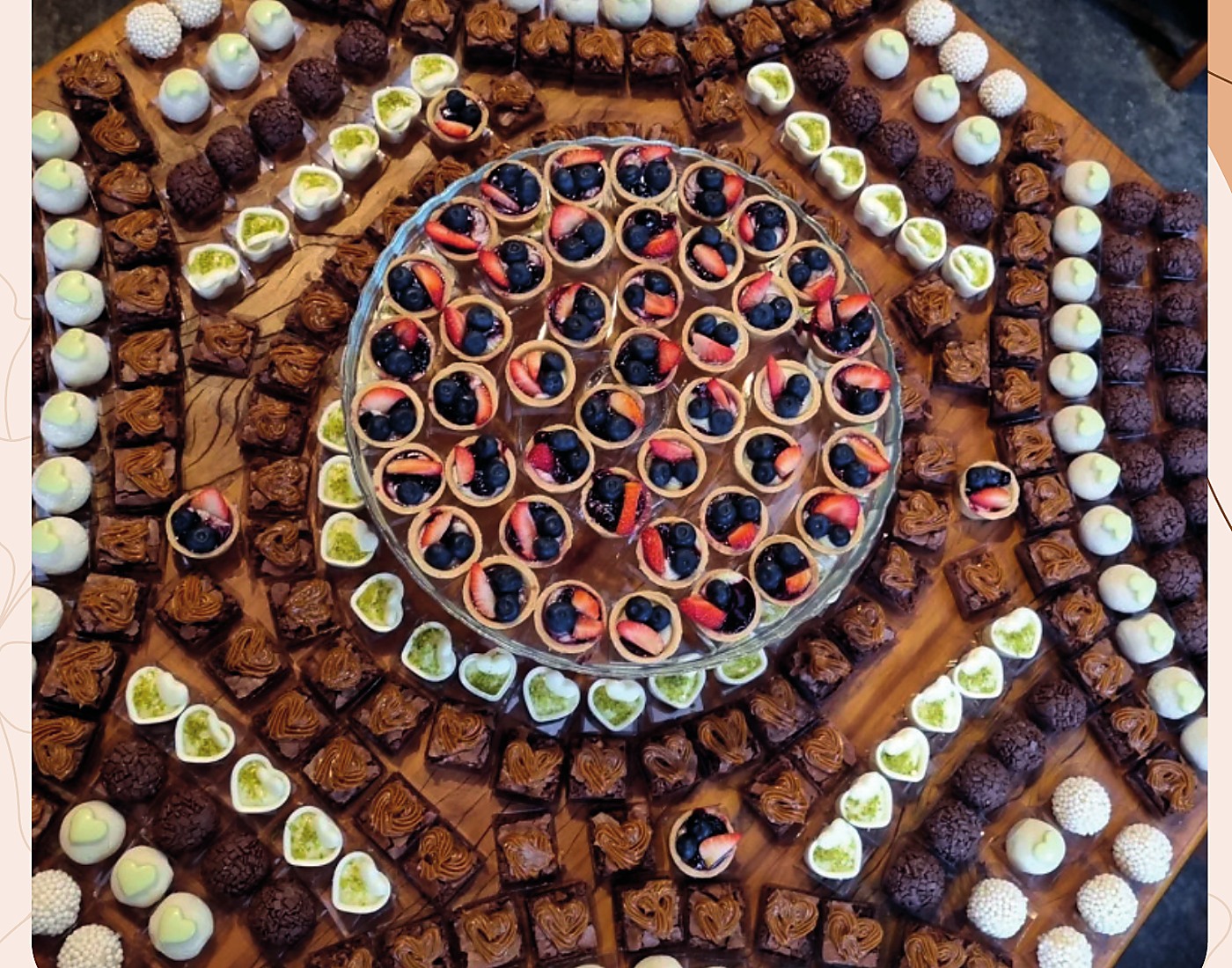 Variedade de doces artesanais organizados para degustação