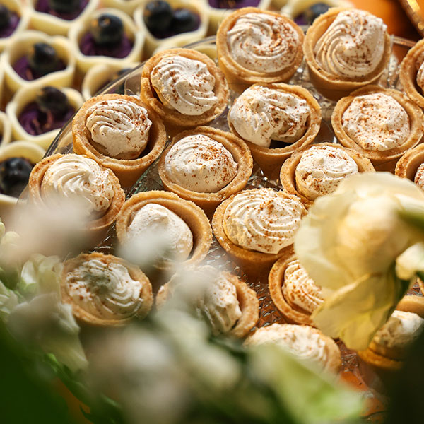 Doces de chocolate com morangos frescos